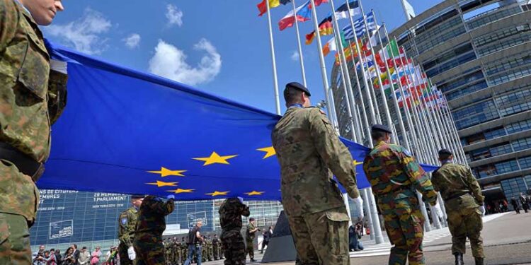 Sikorski proposes multinational European military force