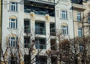 Hungary expels ten Russian diplomats