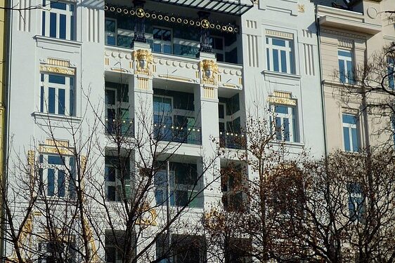 Hungary expels ten Russian diplomats